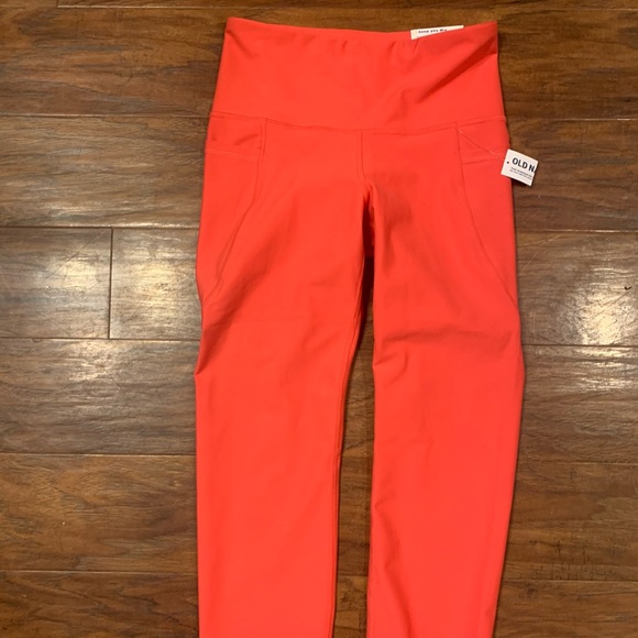 NWT Old Navy women’s crop leggings size S ✨ - Picture 2 of 5